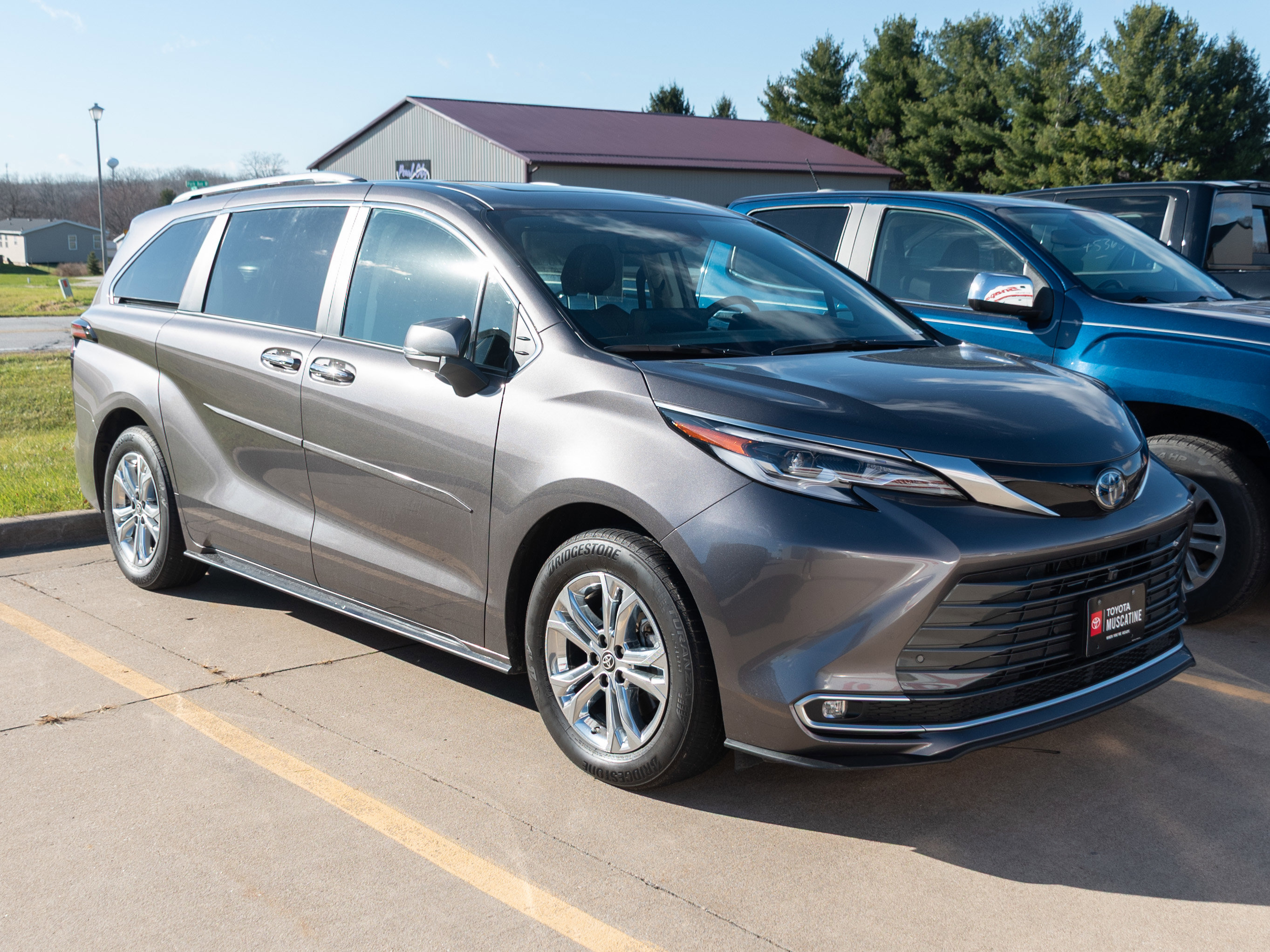 2023 Toyota Sienna Platinum's photo