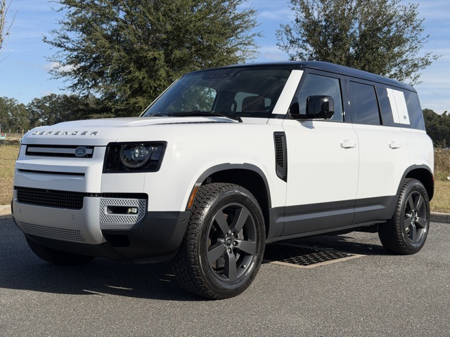 2024 Land Rover Defender SE's photo