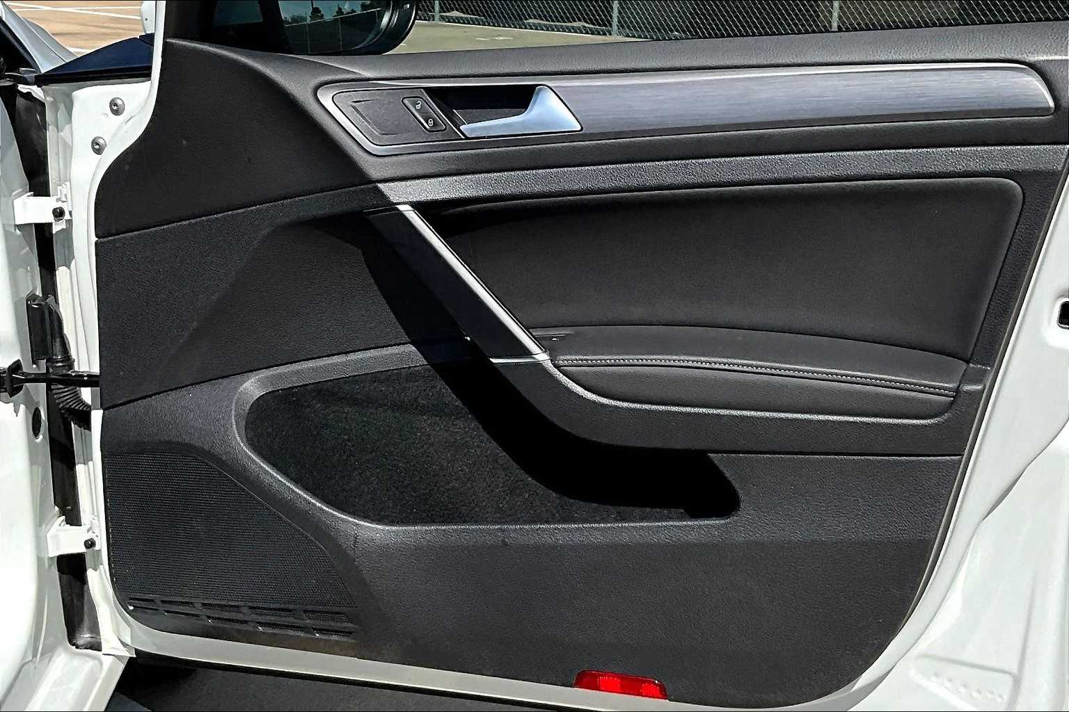 2021 Volkswagen Golf TSI photo 21