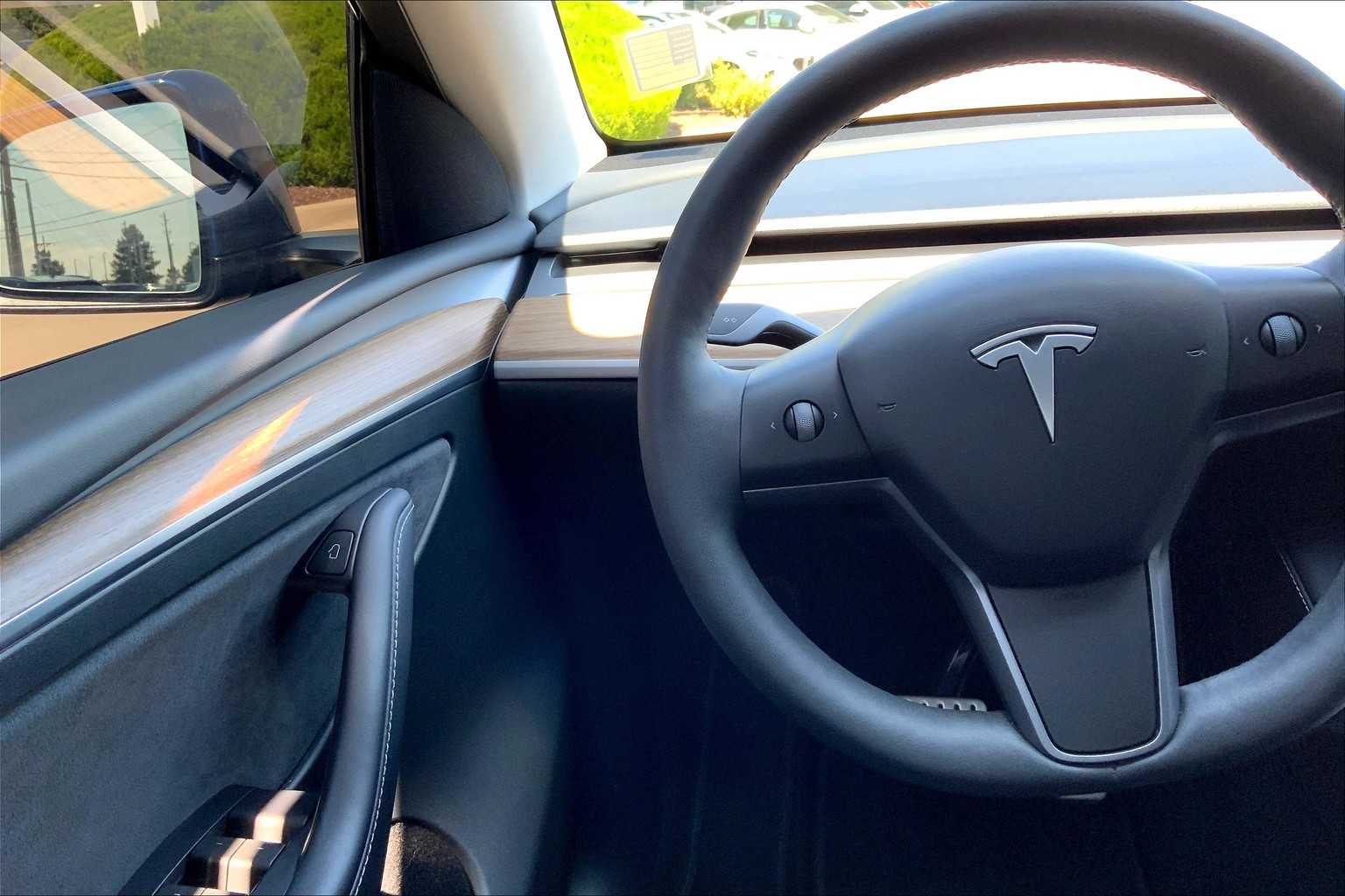 2024 Tesla Model Y Performance photo 21
