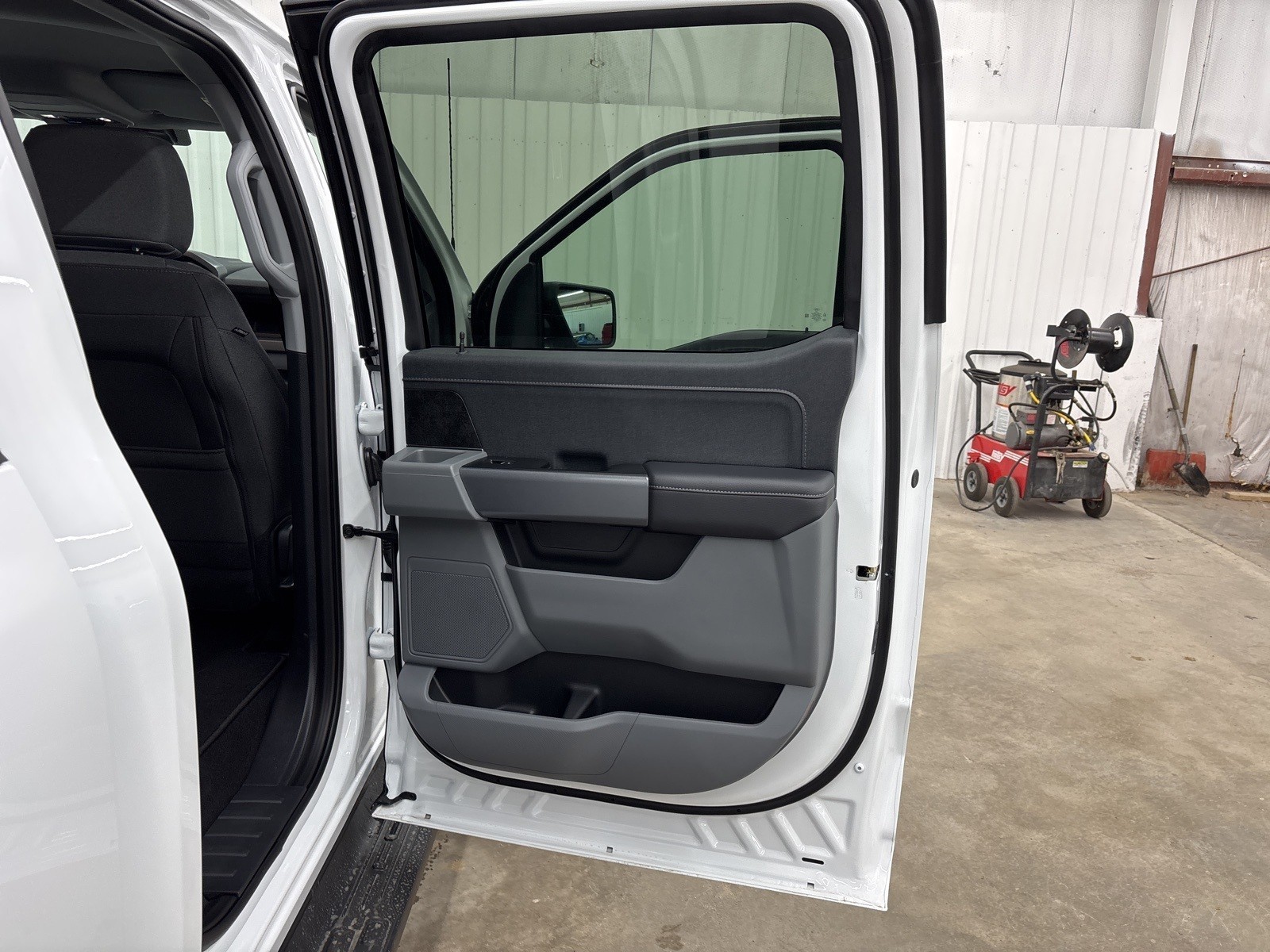 2025 Ford F-150 Lightning XLT photo 25