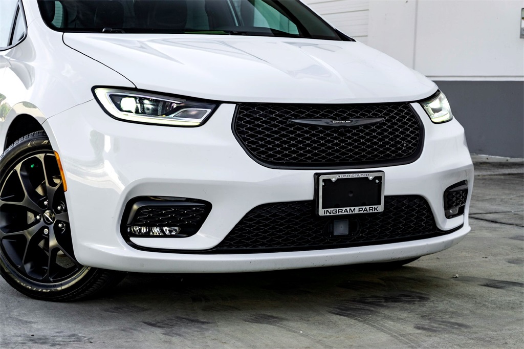 2022 Chrysler Pacifica Touring L photo 3