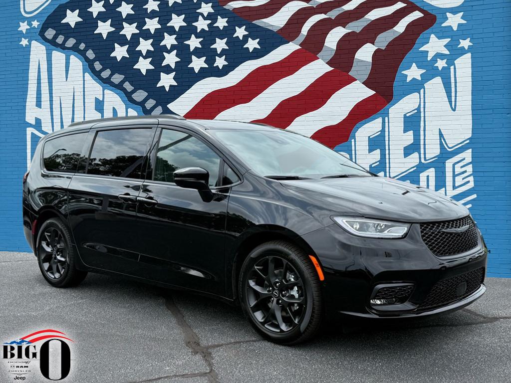 2026 Chrysler Pacifica Limited's photo