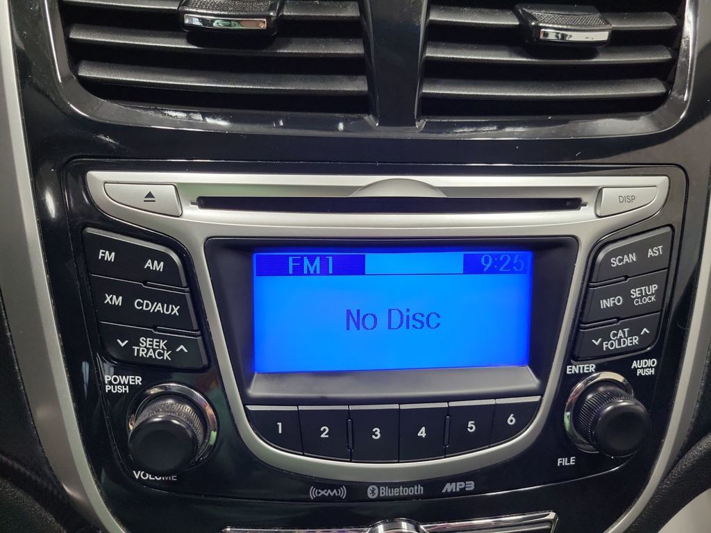 2013 Hyundai Accent SE photo 3