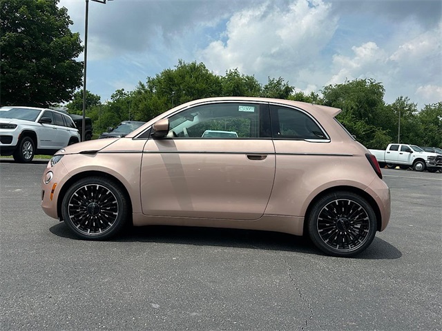 2025 Fiat 500e La Prima photo 4