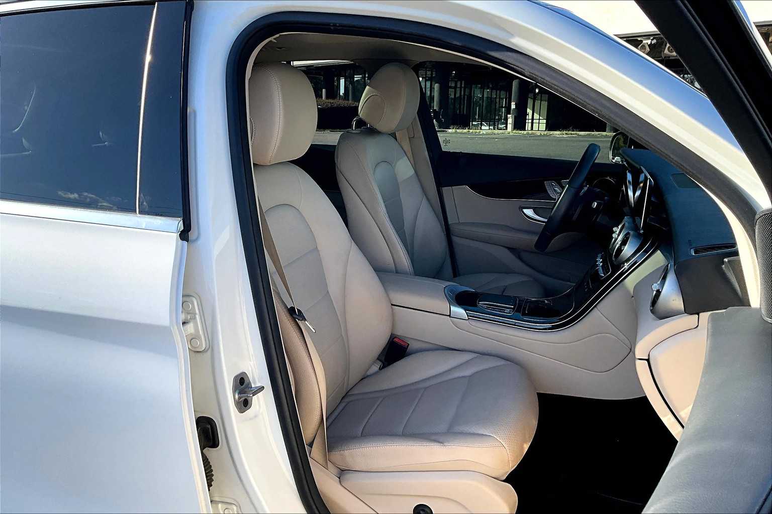 2022 Mercedes Benz GLC 300 photo 8