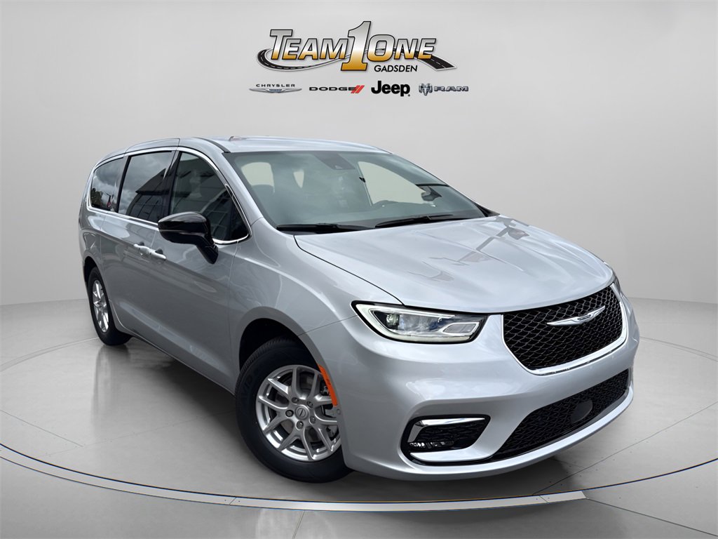 2026 Chrysler Pacifica Select's photo