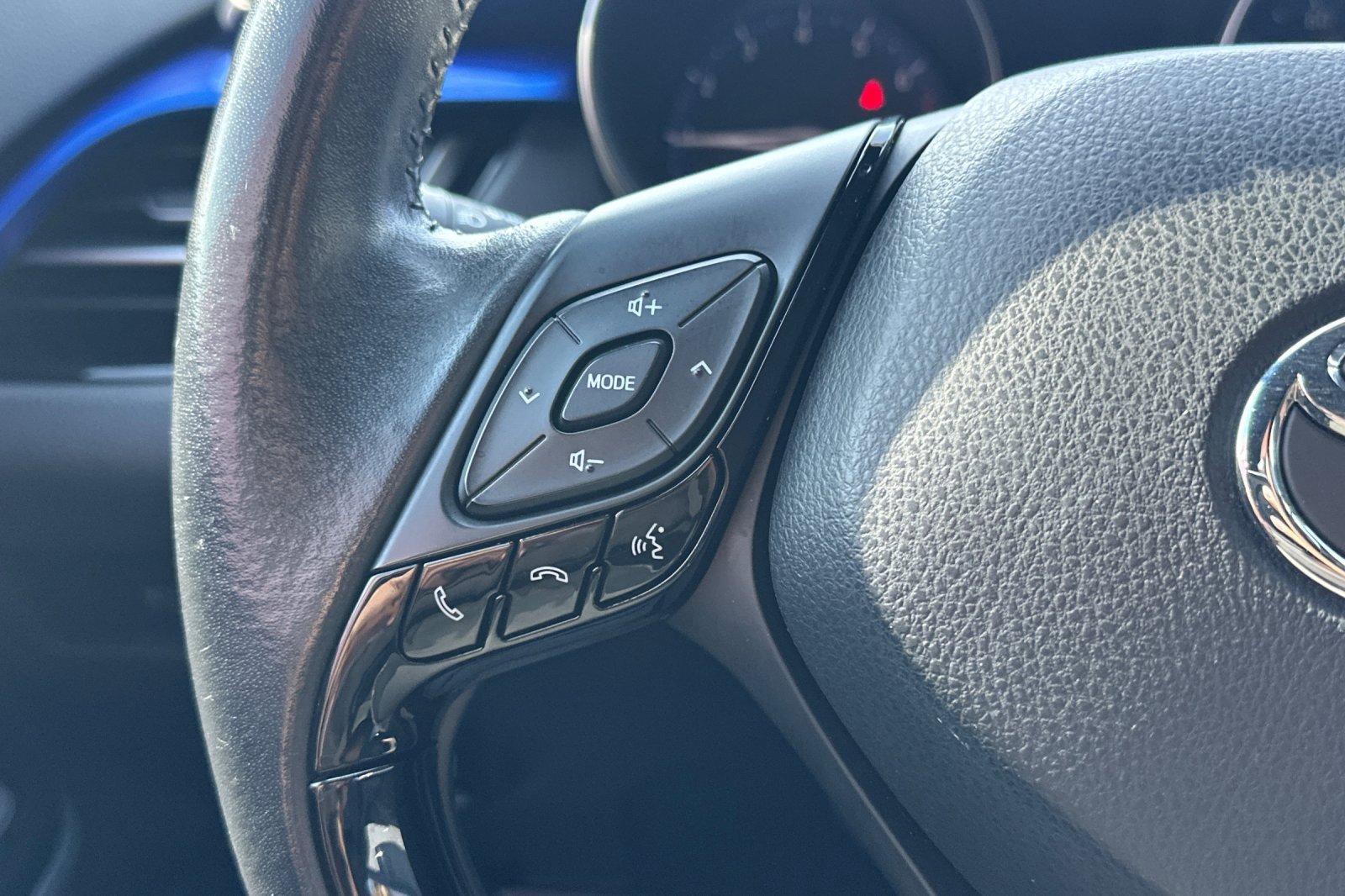2020 Toyota C-HR XLE photo 29