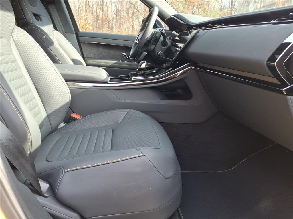 2025 Land Rover Range Rover Sport photo 3