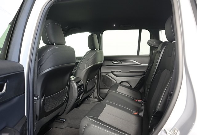 2025 Jeep Grand Cherokee Laredo Altitude photo 9
