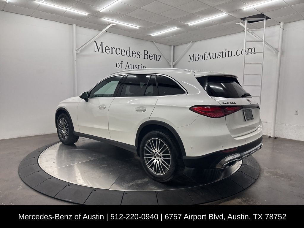 2025 Mercedes Benz GLC 300 photo 3