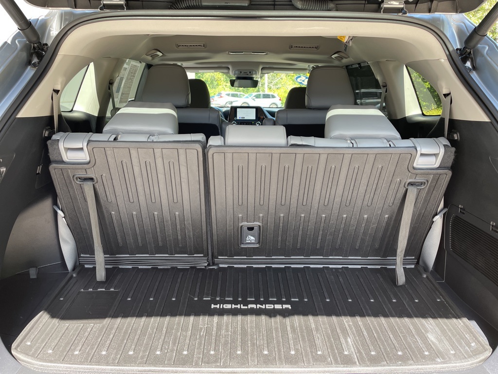 2025 Toyota Highlander Hybrid XLE photo 6