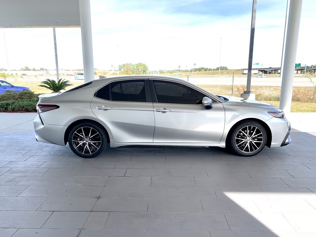 2022 Toyota Camry SE photo 4