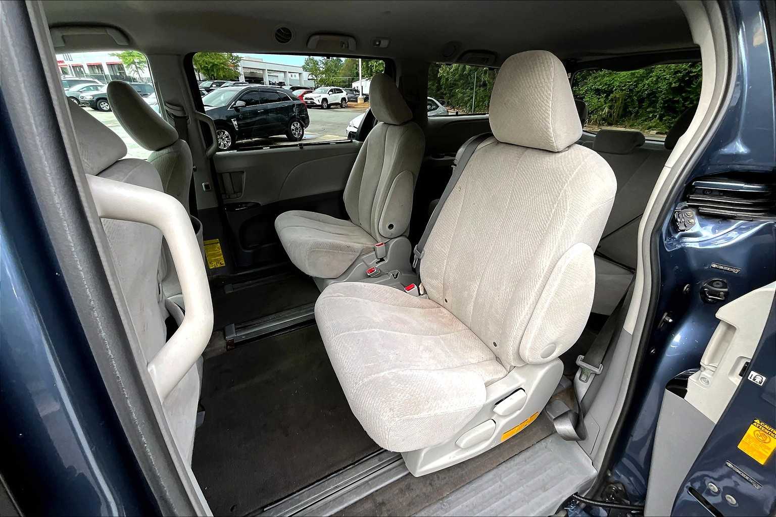 2014 Toyota Sienna LE photo 18
