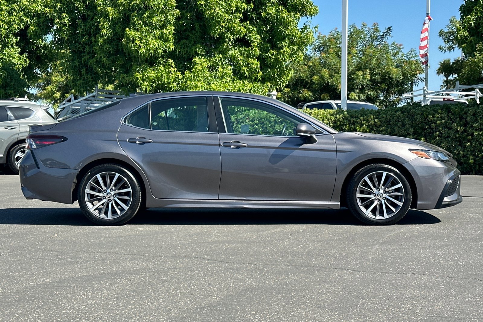 2022 Toyota Camry SE photo 3