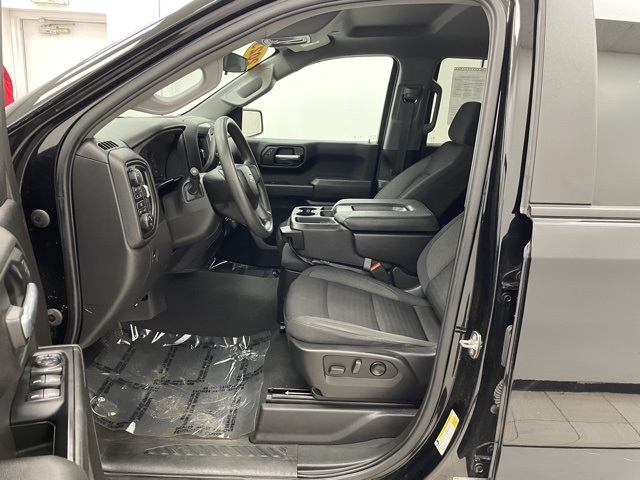 2023 Chevrolet Silverado 1500 photo 2