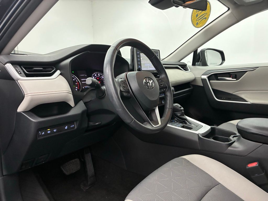 2020 Toyota RAV4 XLE photo 10