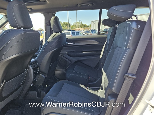 2025 Jeep Grand Cherokee Laredo photo 4