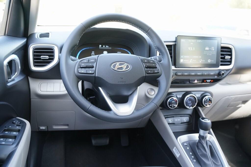 2025 Hyundai Venue SEL photo 16