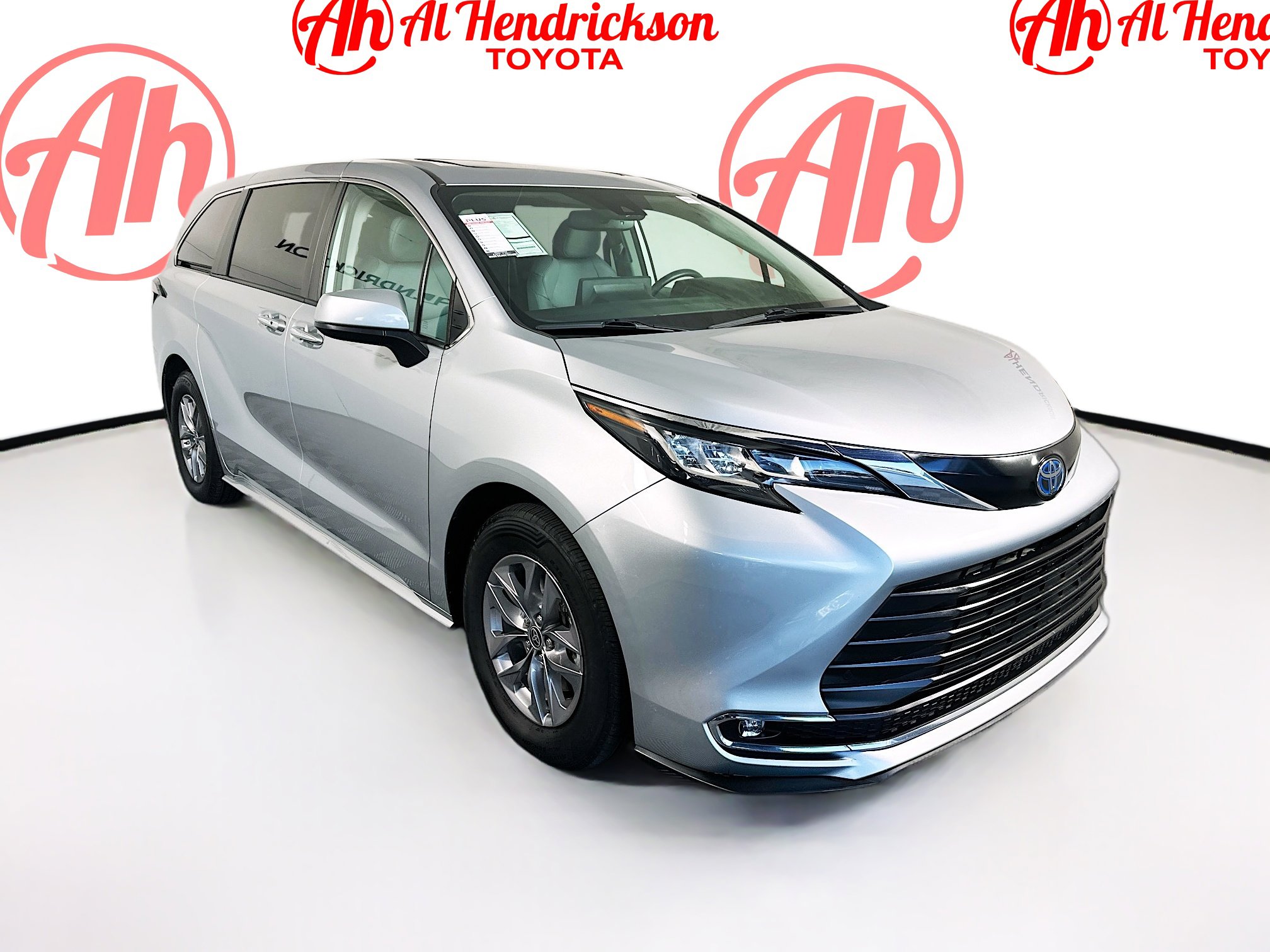 2023 Toyota Sienna XLE's photo