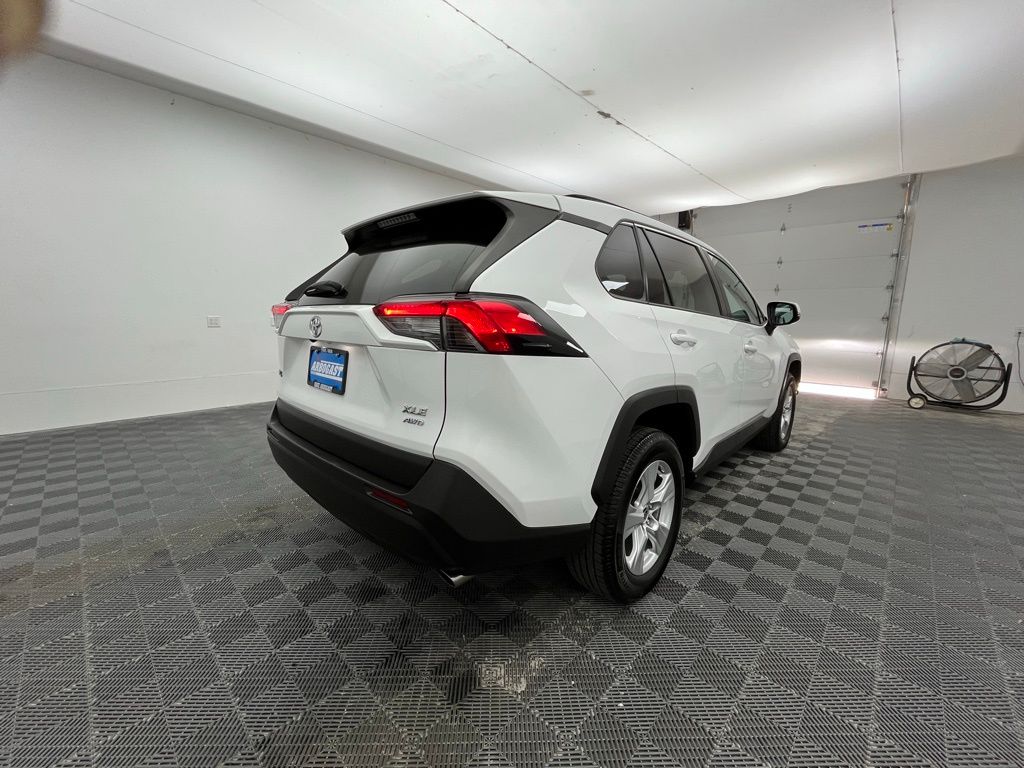 2021 Toyota RAV4 XLE photo 2