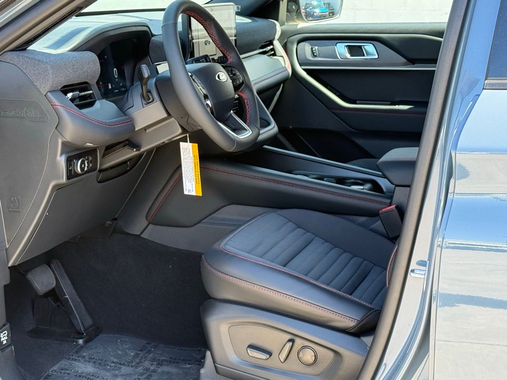 2025 Ford Explorer ST-Line photo 6