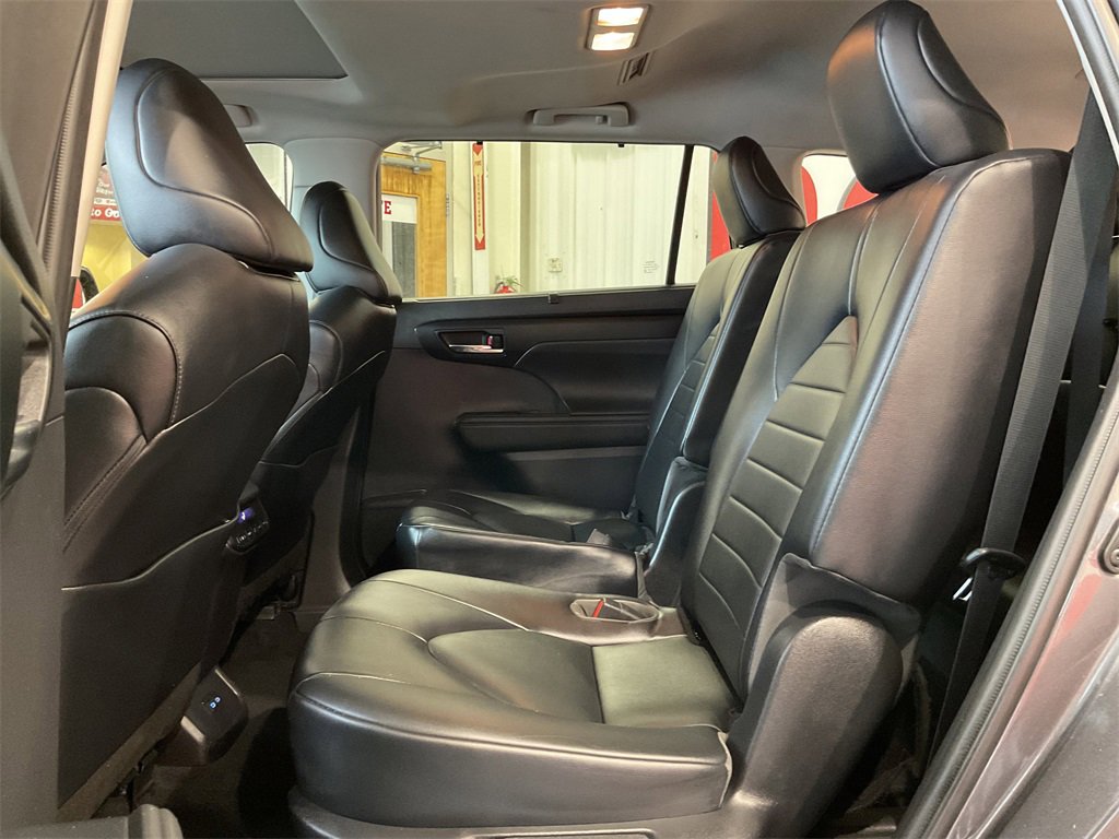 2022 Toyota Highlander XLE photo 12