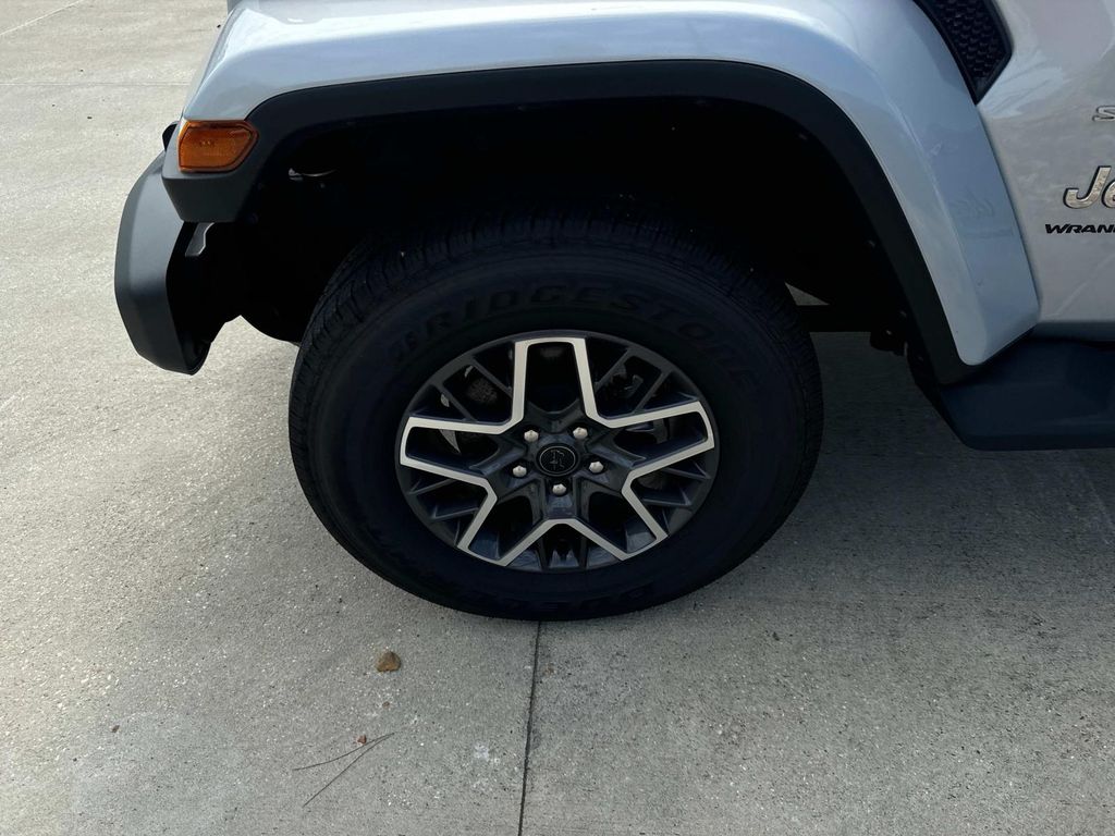 2024 Jeep Wrangler Sahara photo 3