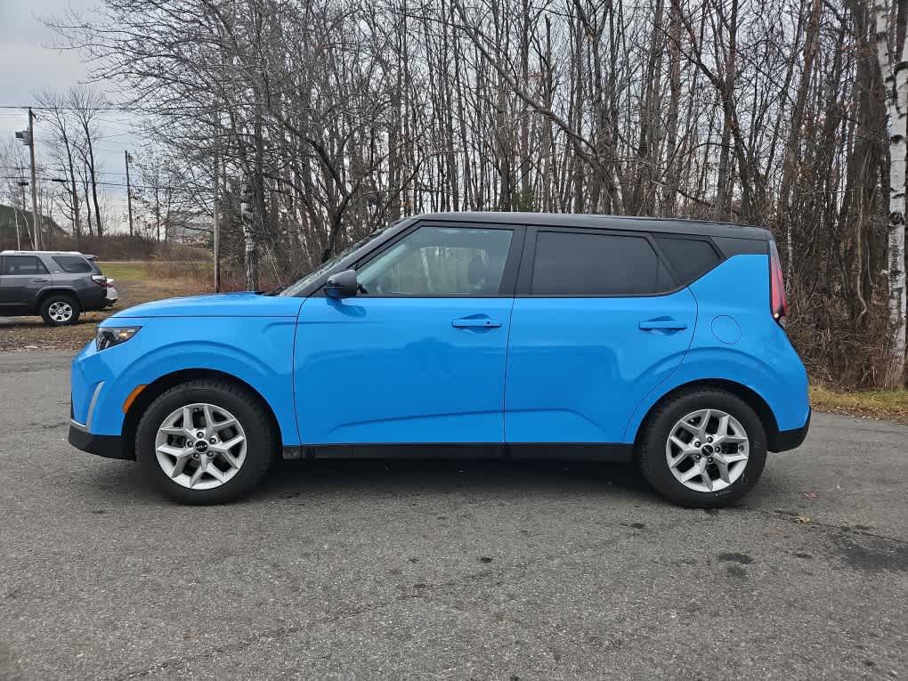 2023 Kia Soul S photo 2
