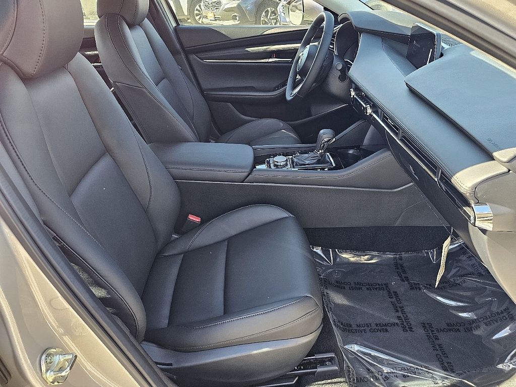 2025 Mazda Mazda3 2.5 s Preferred photo 3