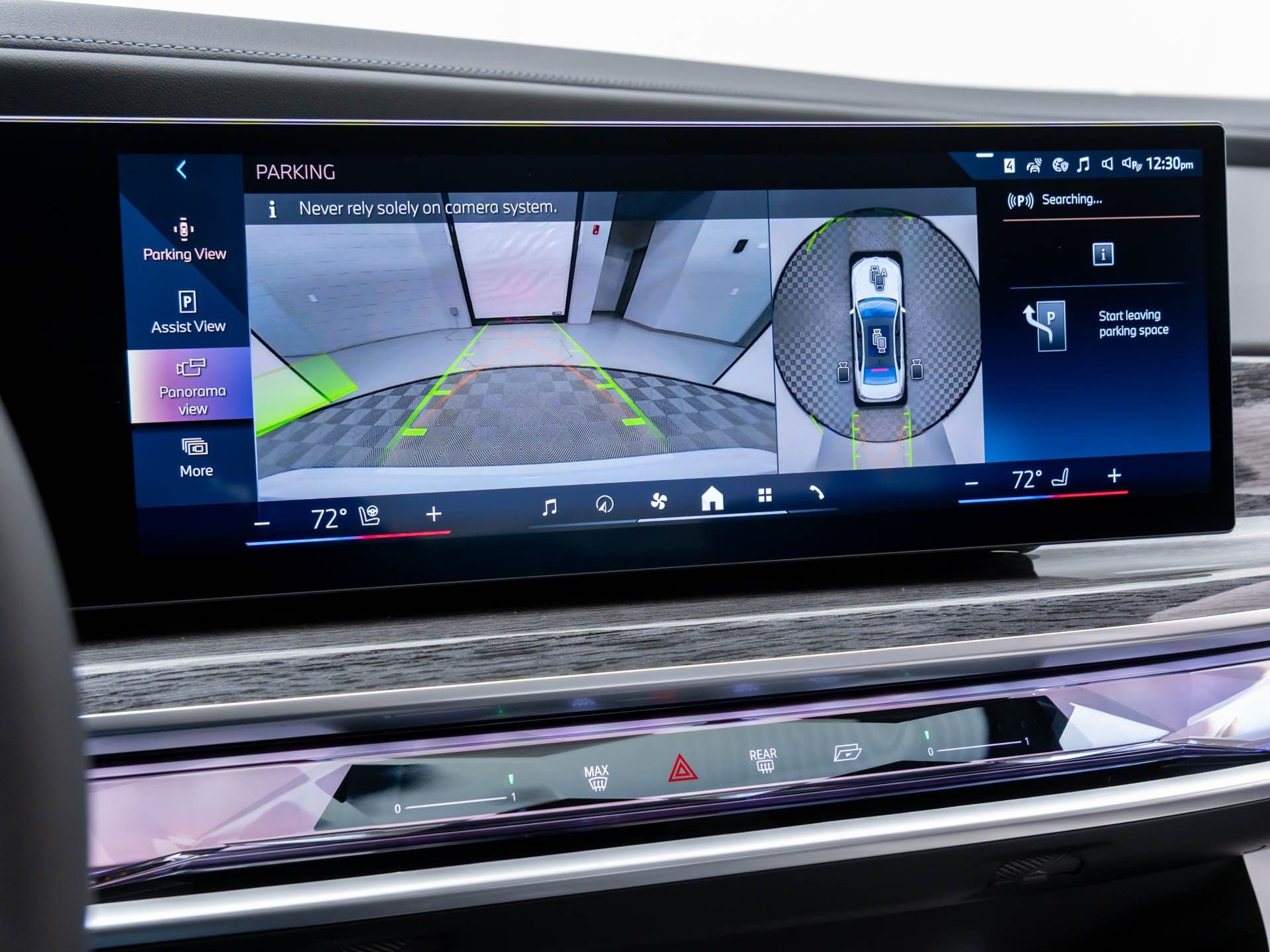 New 2025 Mineral White Metallic BMW 750e xDrive image 24