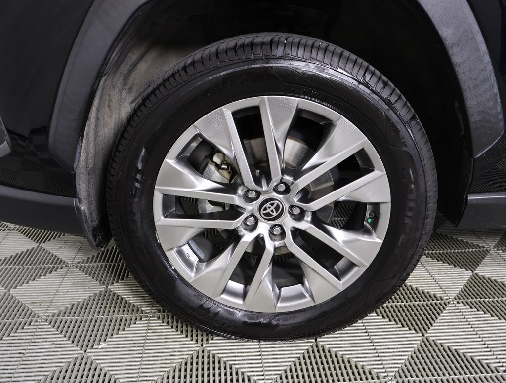 2021 Toyota RAV4 XLE Premium photo 3