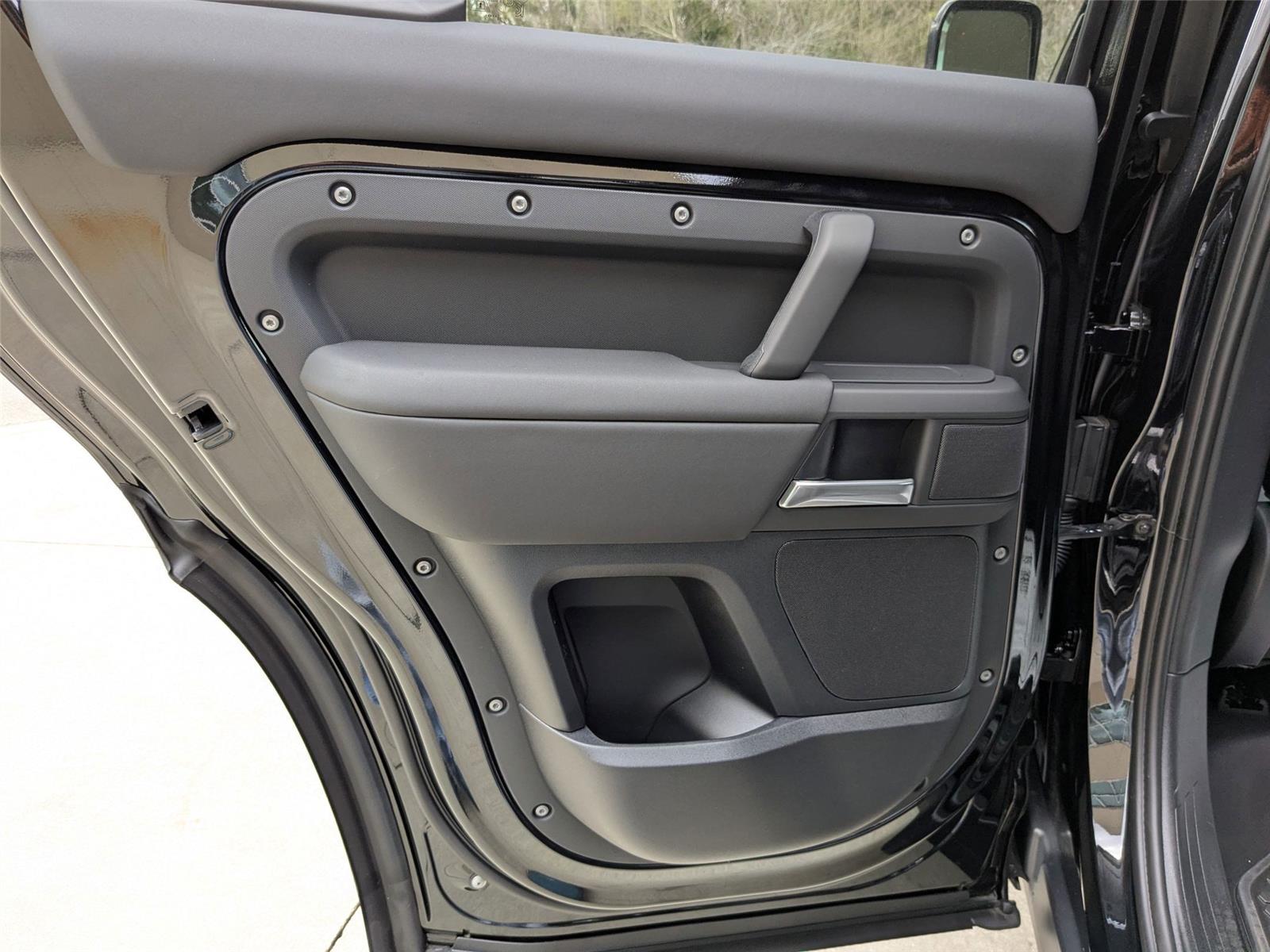 2025 Land Rover Defender 110 X-Dynamic SE photo 25