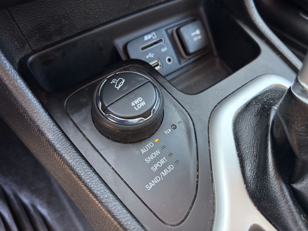 2016 Jeep Cherokee Overland photo 22
