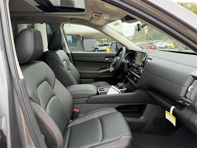 2025 Nissan Pathfinder SL photo 13