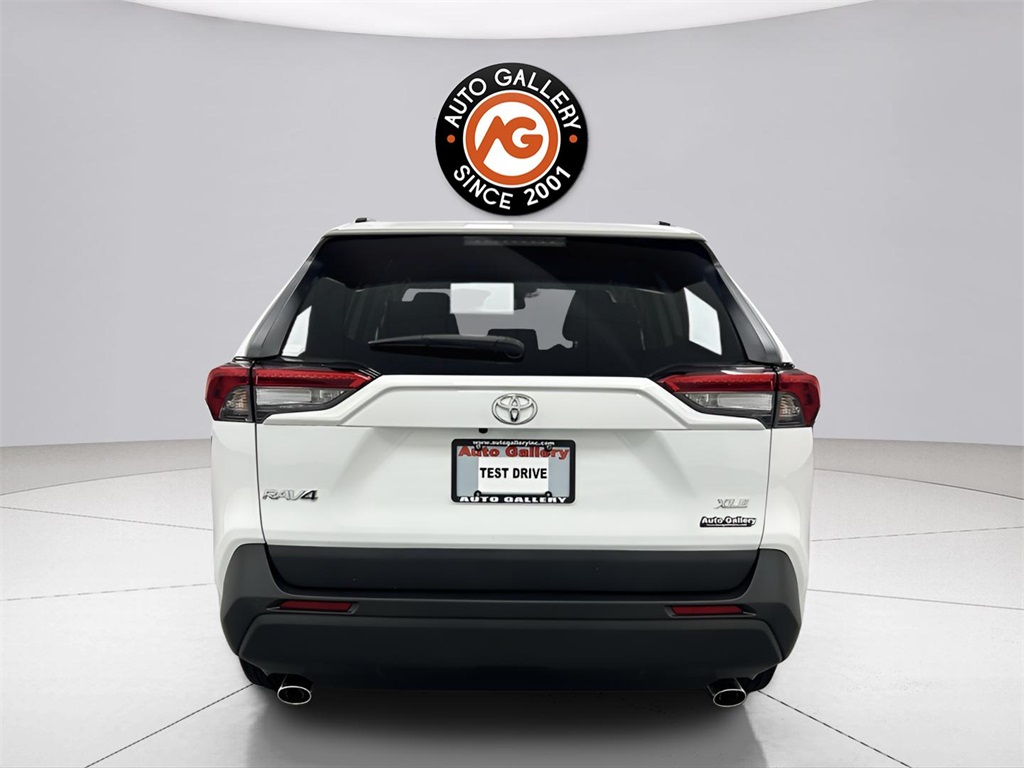 2021 Toyota RAV4 XLE photo 4