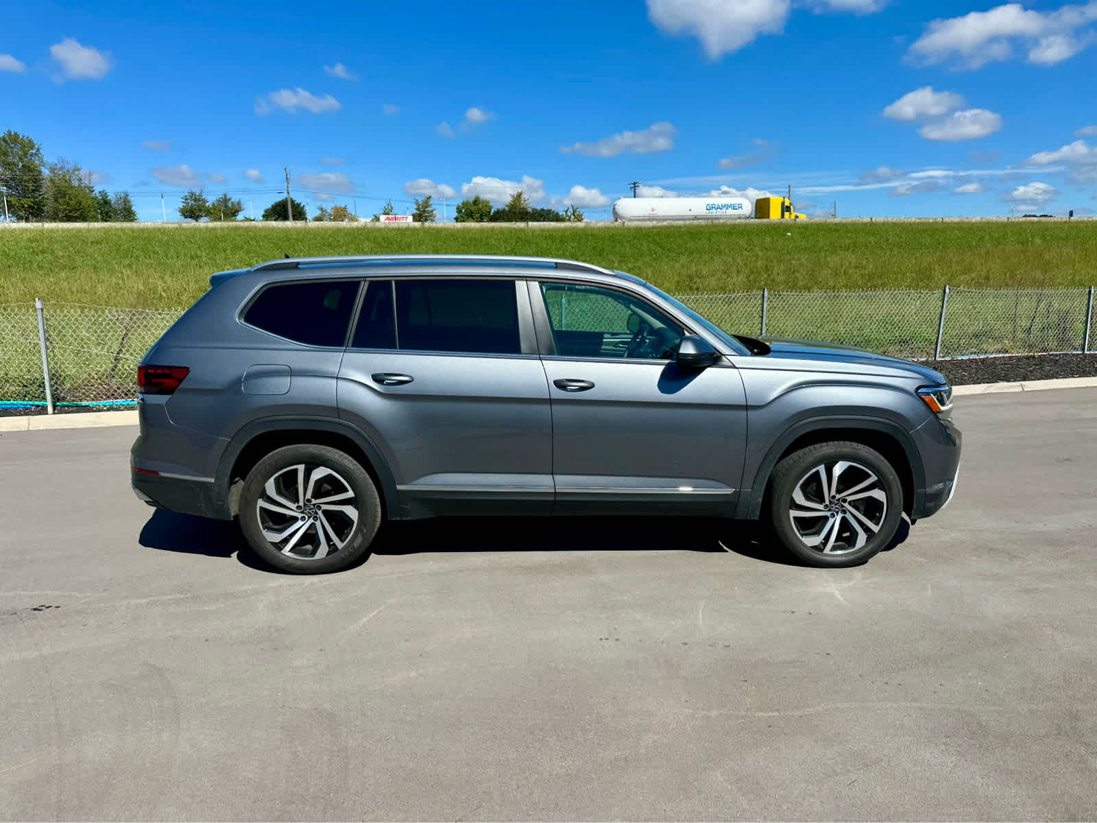 2023 Volkswagen Atlas SEL photo 4