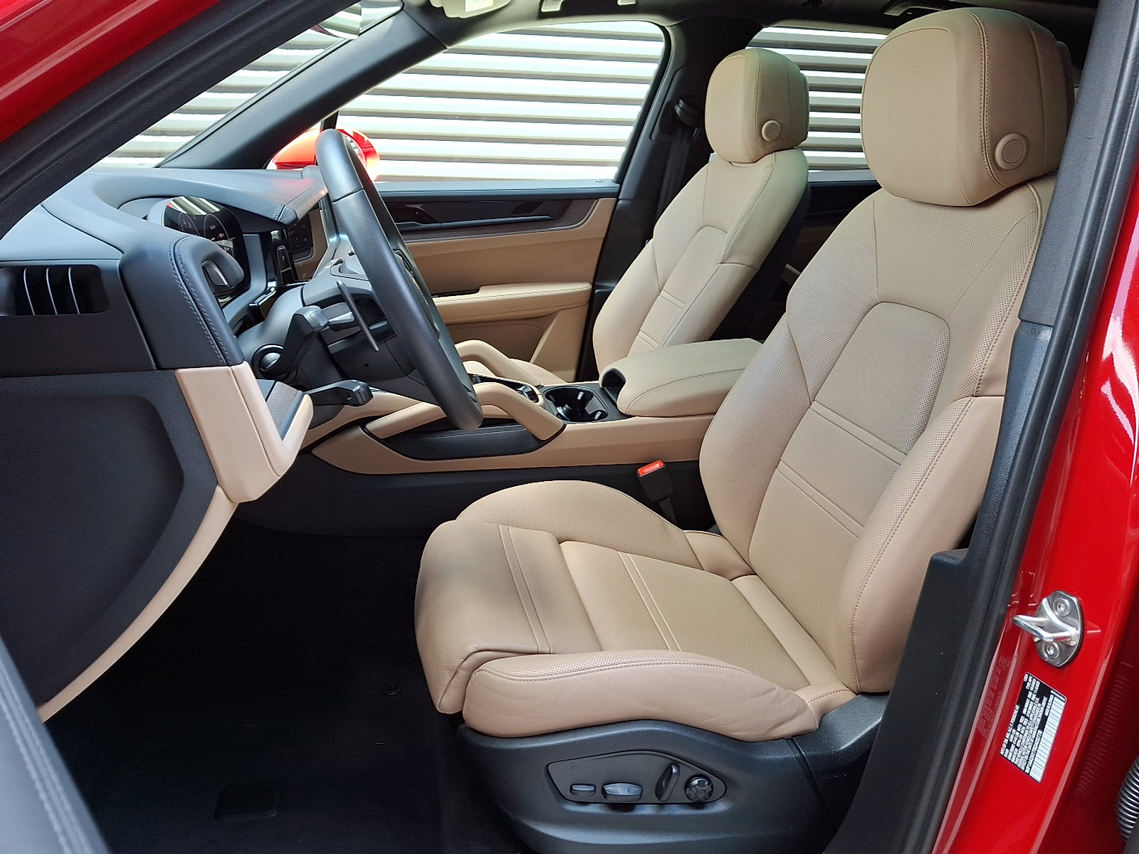 2025 Porsche Cayenne photo 2