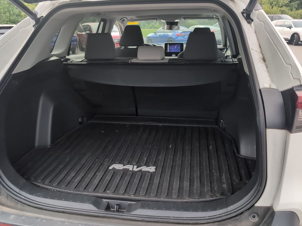 2023 Toyota RAV4 XLE photo 8