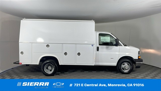 2025 Chevrolet Express Cutaway Base's photo