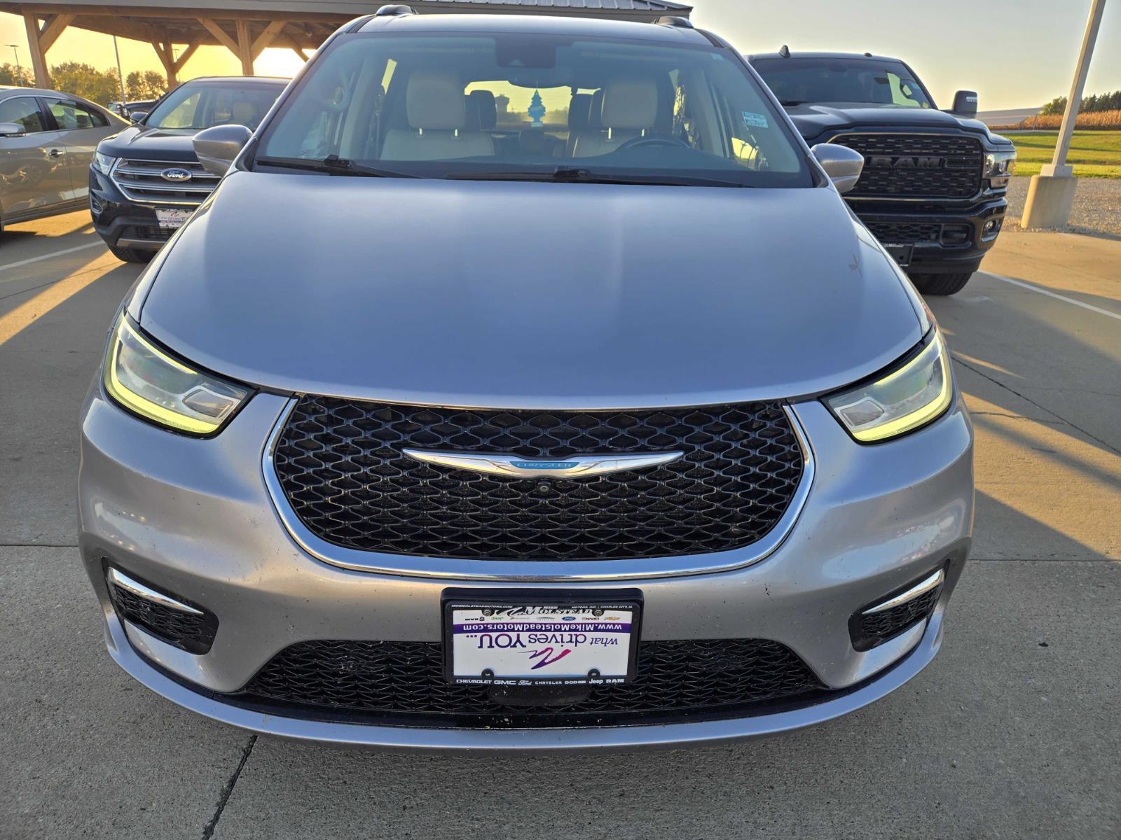 2021 Chrysler Pacifica Hybrid Touring L photo 2