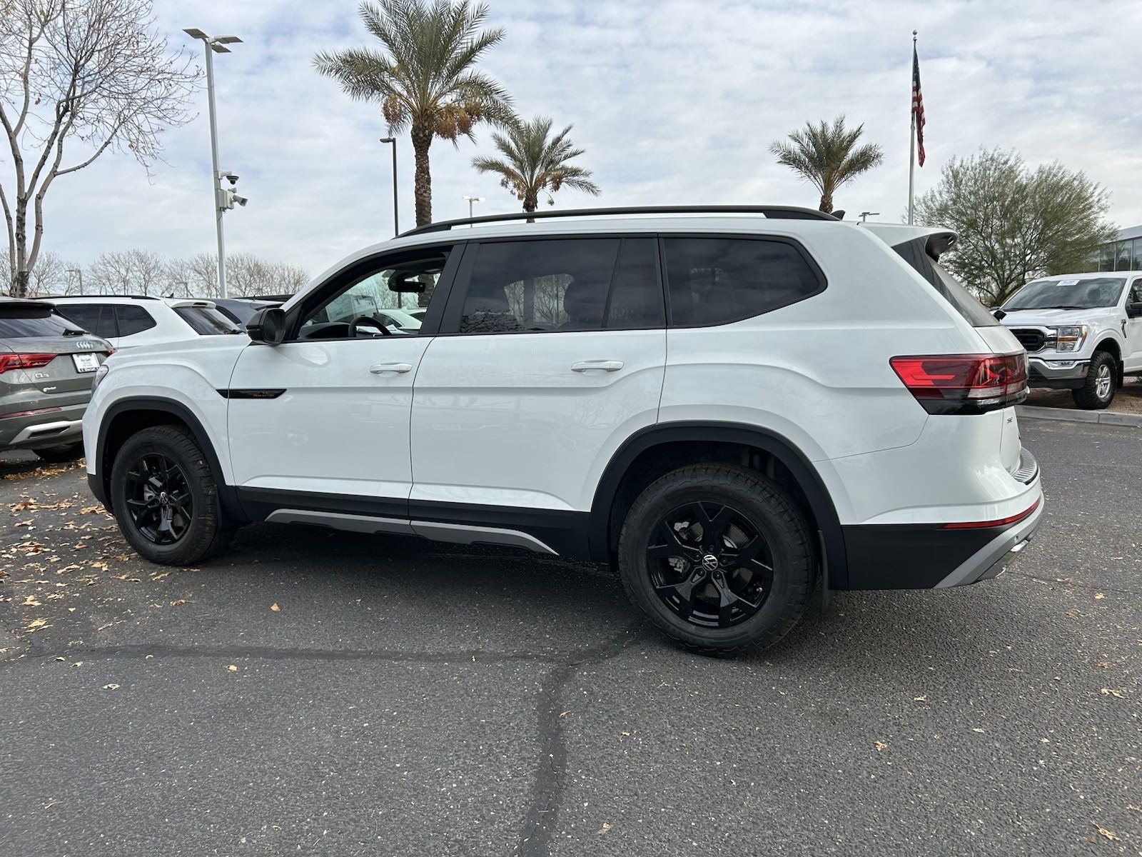 2025 Volkswagen Atlas Peak Edition SE photo 2