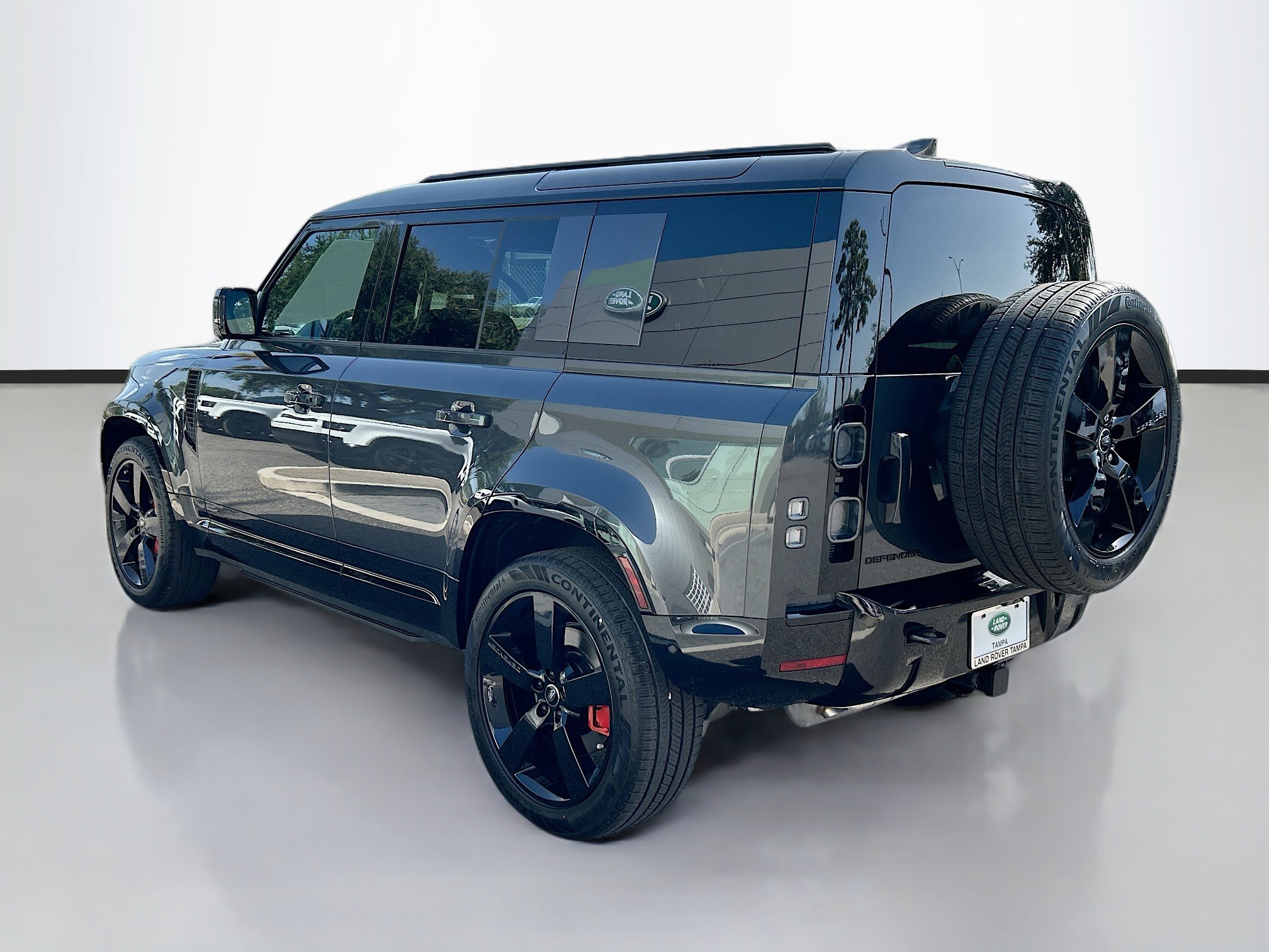 2025 Land Rover Defender 110 photo 3