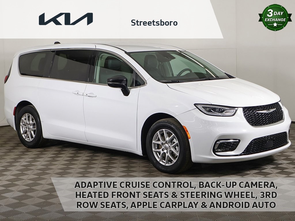 2024 Chrysler Pacifica Touring L's photo