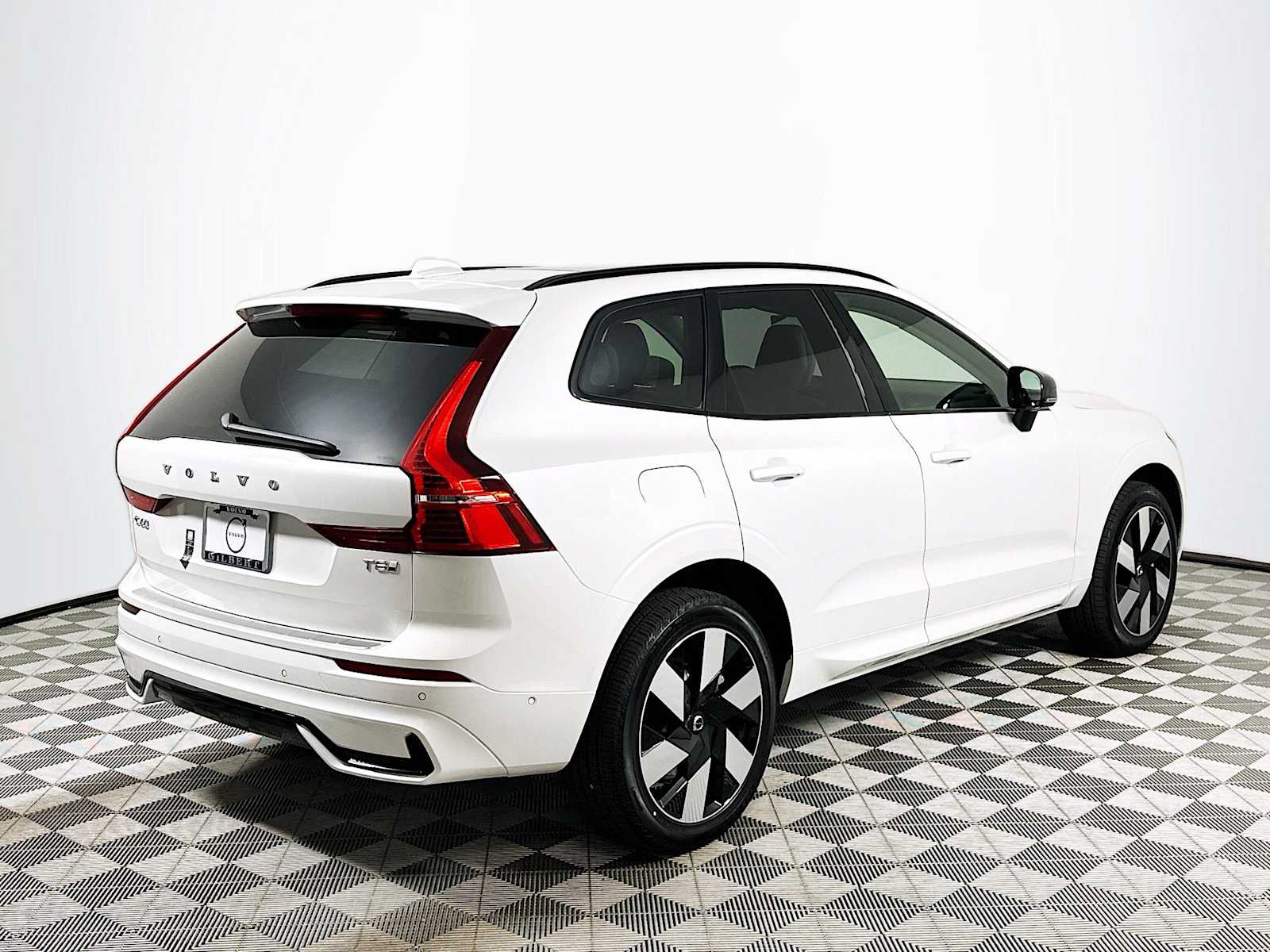 2025 Volvo XC60 T8 Plus photo 6