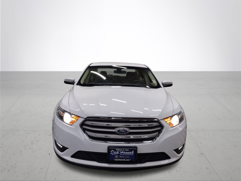 2016 Ford Taurus SEL photo 3