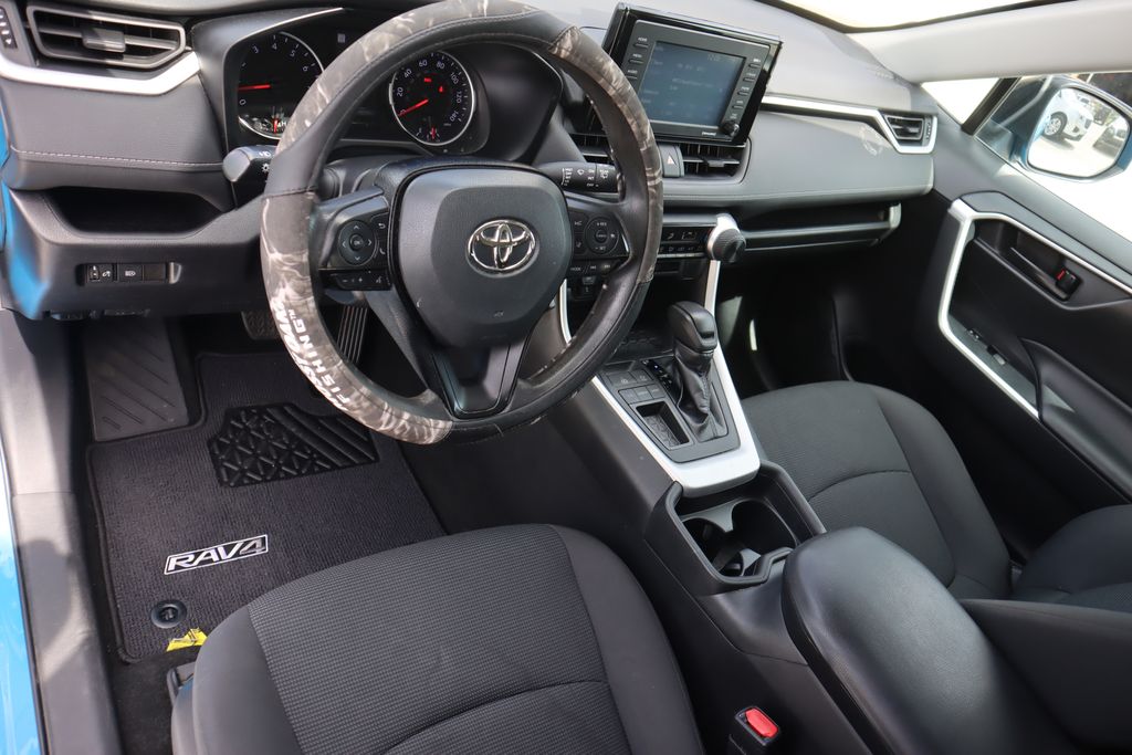 2020 Toyota RAV4 LE photo 9