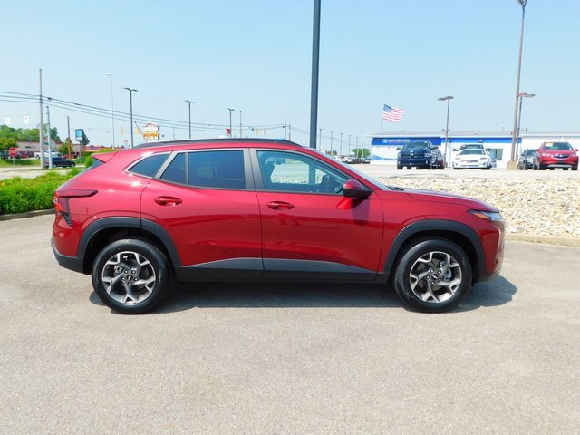 2025 Chevrolet Trax LT photo 2