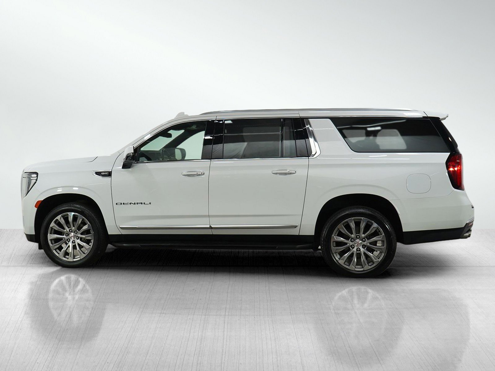 Used 2021 GMC Yukon XL Denali with VIN 1GKS2JKL7MR463436 for sale in Roseville, Minnesota