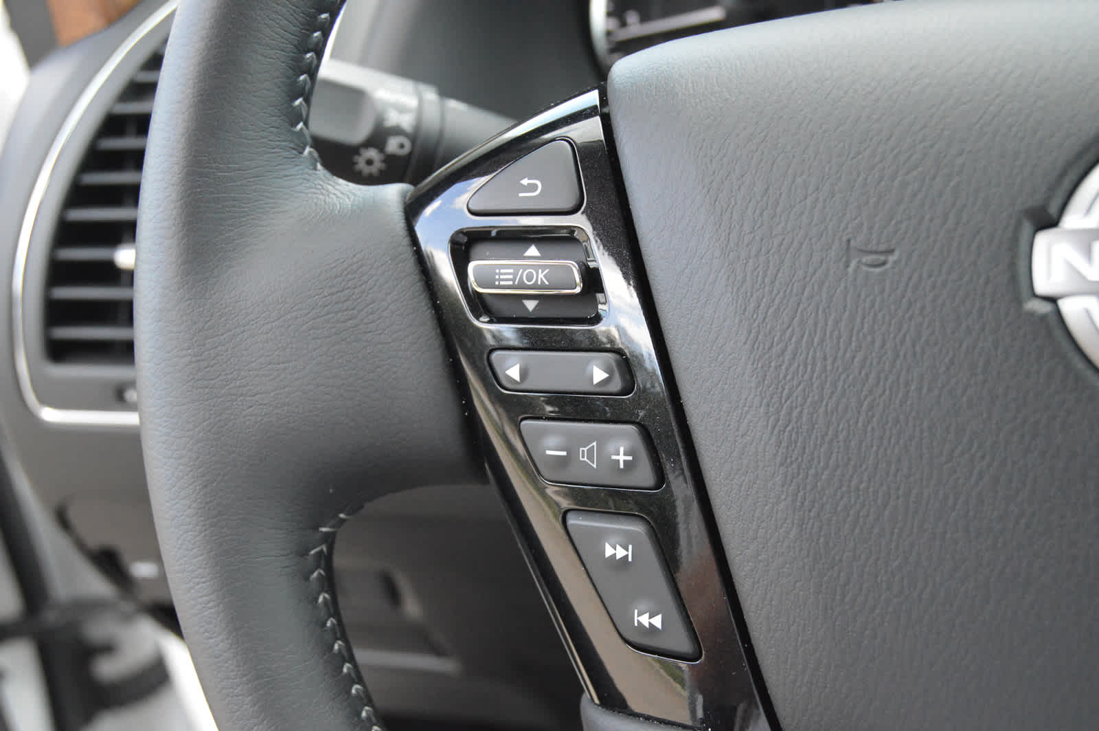 2024 Nissan Armada SL photo 22